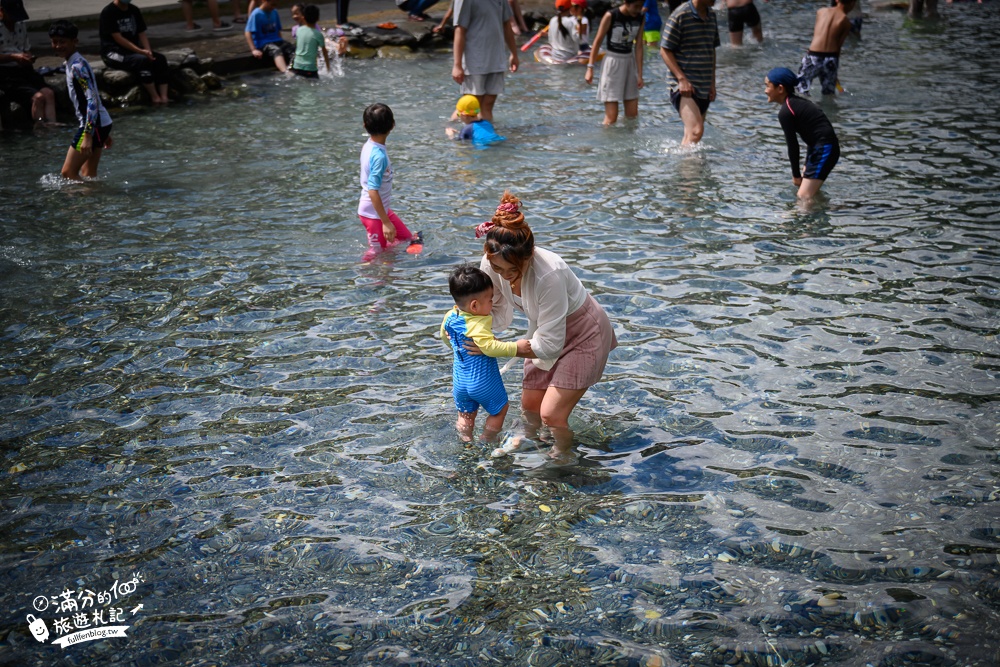 宜蘭玩水景點【東岳湧泉】鐵道下的消暑秘境.全年水溫14度清澈見底,玩水還能看火車逛市集超讚!