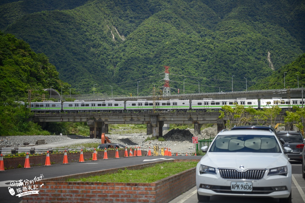 宜蘭玩水景點【東岳湧泉】鐵道下的消暑秘境.全年水溫14度清澈見底,玩水還能看火車逛市集超讚!