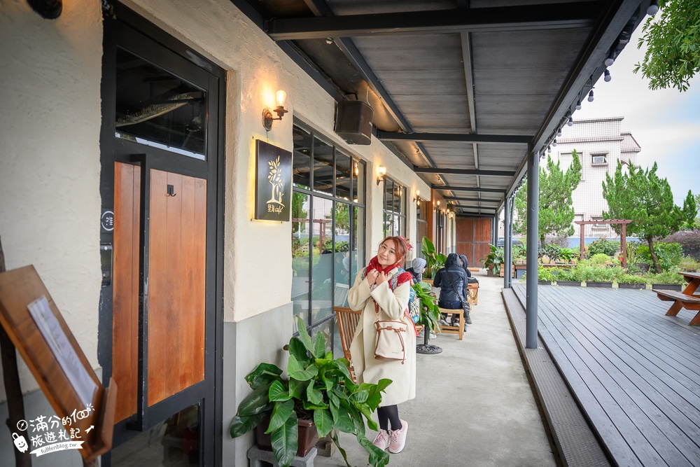 宜蘭景點|里海咖啡|療癒系庭院餐廳,招牌必吃鬼頭刀魚排定食~雙層巴士造景童趣好拍!