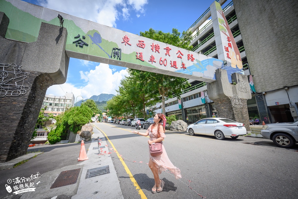 台中景點|谷關牌樓.三隻好熊弟爬上谷關立體停車場~谷關溫泉鄉打卡新地標!