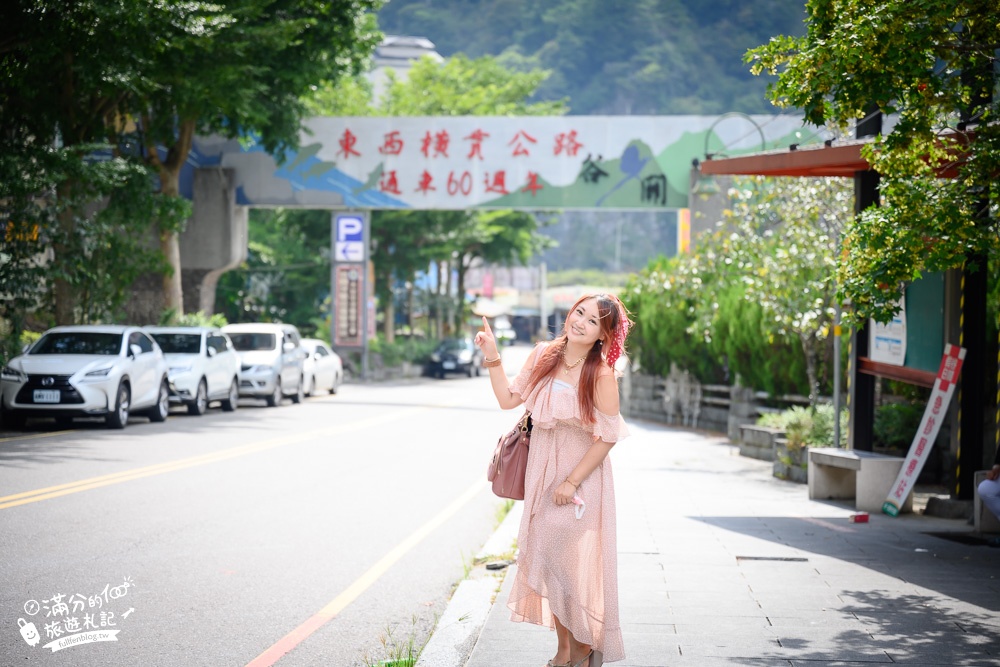 台中景點|谷關牌樓.三隻好熊弟爬上谷關立體停車場~谷關溫泉鄉打卡新地標!