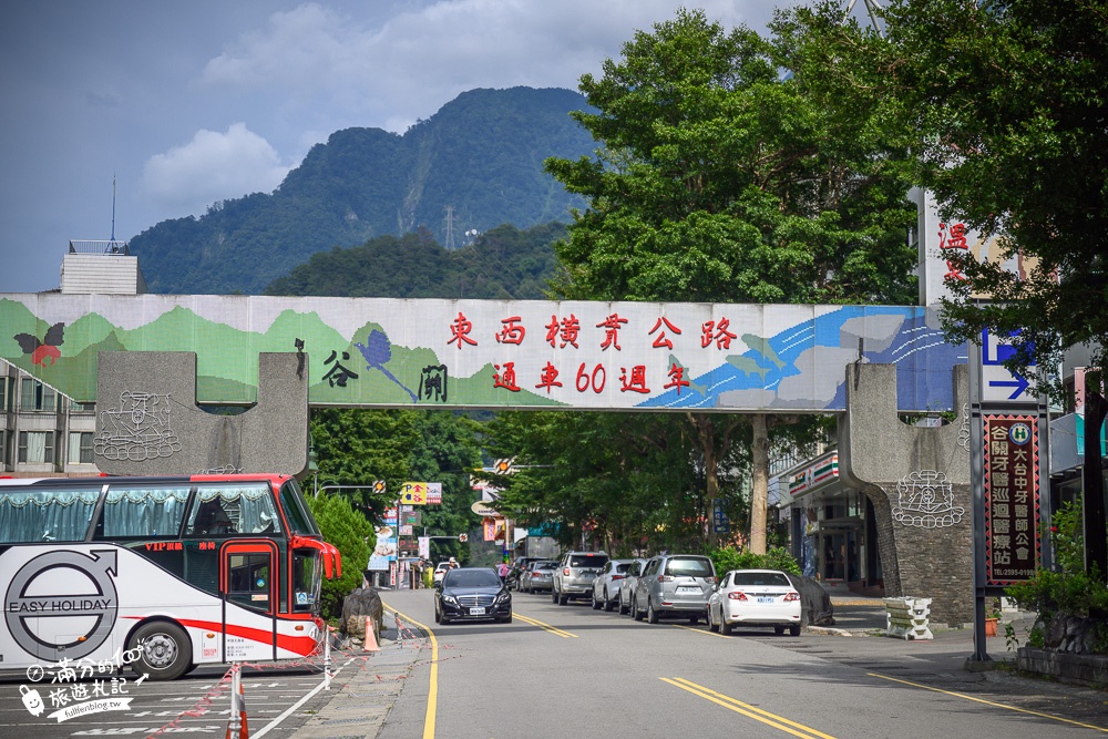 台中景點|谷關牌樓.三隻好熊弟爬上谷關立體停車場~谷關溫泉鄉打卡新地標!