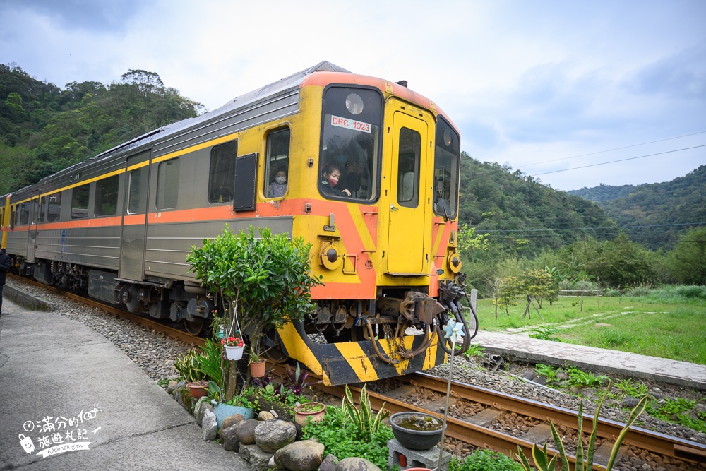 新北景點【三貂嶺商店】火車鐵道旁的古早味冰店.火車第一排搖滾區,吃剉冰近距離看火車好震撼!