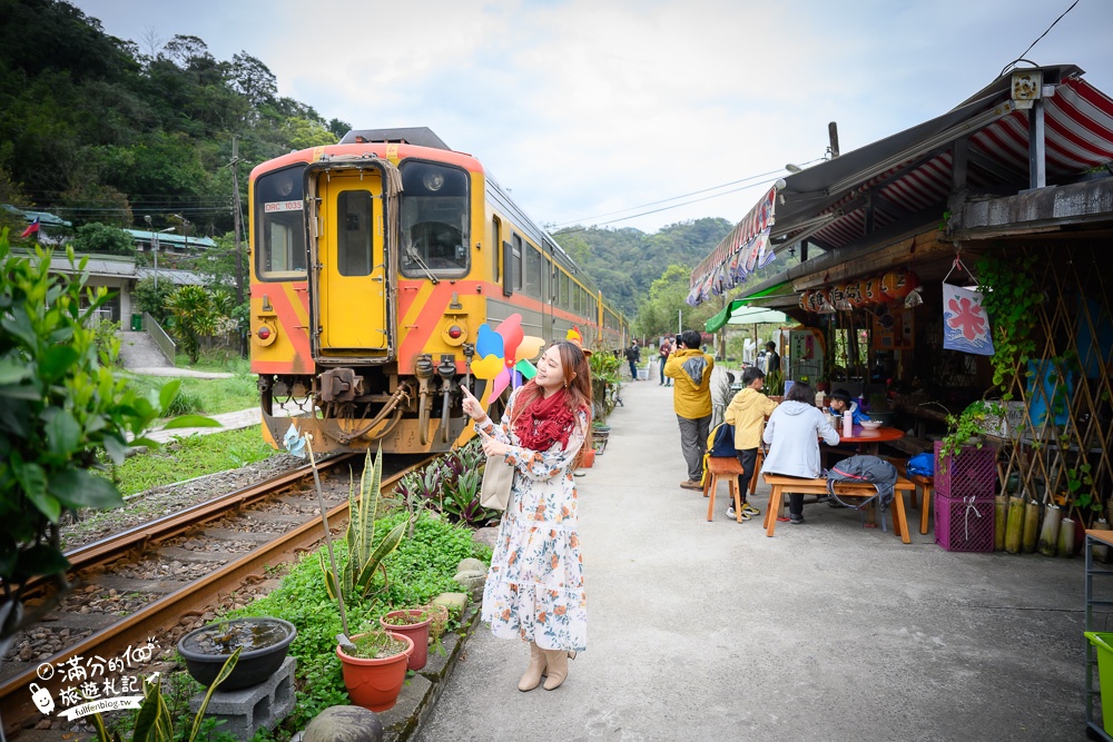 新北景點【三貂嶺商店】火車鐵道旁的古早味冰店.火車第一排搖滾區,吃剉冰近距離看火車好震撼!