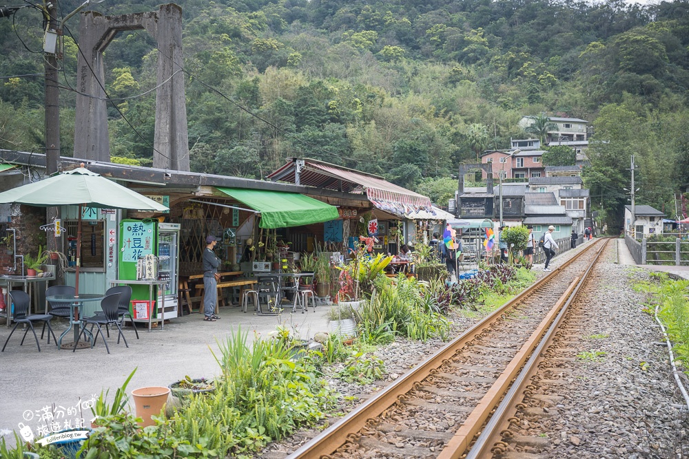 新北景點【三貂嶺商店】火車鐵道旁的古早味冰店.火車第一排搖滾區,吃剉冰近距離看火車好震撼!