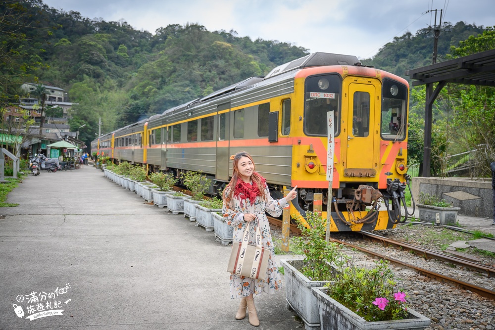 新北景點【三貂嶺商店】火車鐵道旁的古早味冰店.火車第一排搖滾區,吃剉冰近距離看火車好震撼!