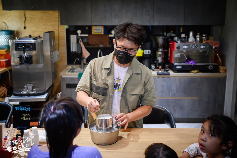 高雄景點【禾光牧場羊咩咩的家】高雄免門票親子農場,免費體驗擠羊奶.喝羊奶.玩沙坑.不限時割牧草餵羊好好玩!