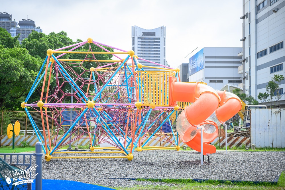 高雄景點|中油海洋天堂公園(免門票)中油主題親子遊戲場,海盜船.火箭.噴水加油槍超好拍~中油寶寶陪你玩!