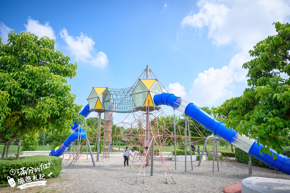 彰化親子景點【溪湖中央公園】免門票火車頭兒童共融遊戲場,高7米葡萄藤堡吸睛又具挑戰性!