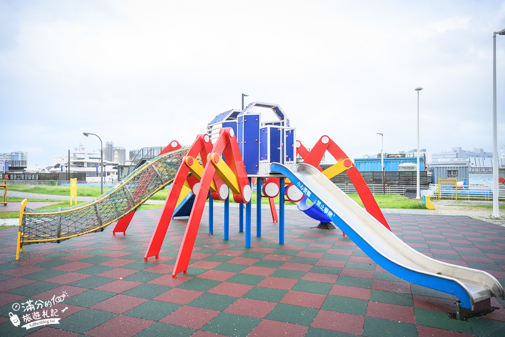 高雄景點|中油海洋天堂公園(免門票)中油主題親子遊戲場,海盜船.火箭.噴水加油槍超好拍~中油寶寶陪你玩!