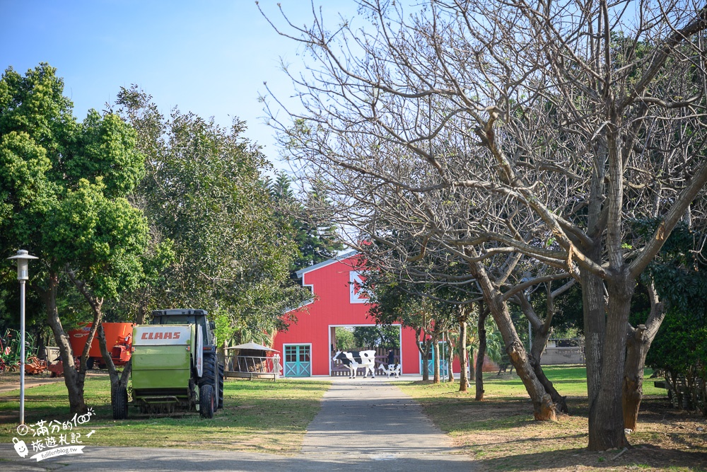 苗栗景點｜四方鮮乳牧場,竹南親子農場景點,體驗餵牛喝奶.擠奶.吃鮮乳火鍋~秒飛西部牛仔小鎮!