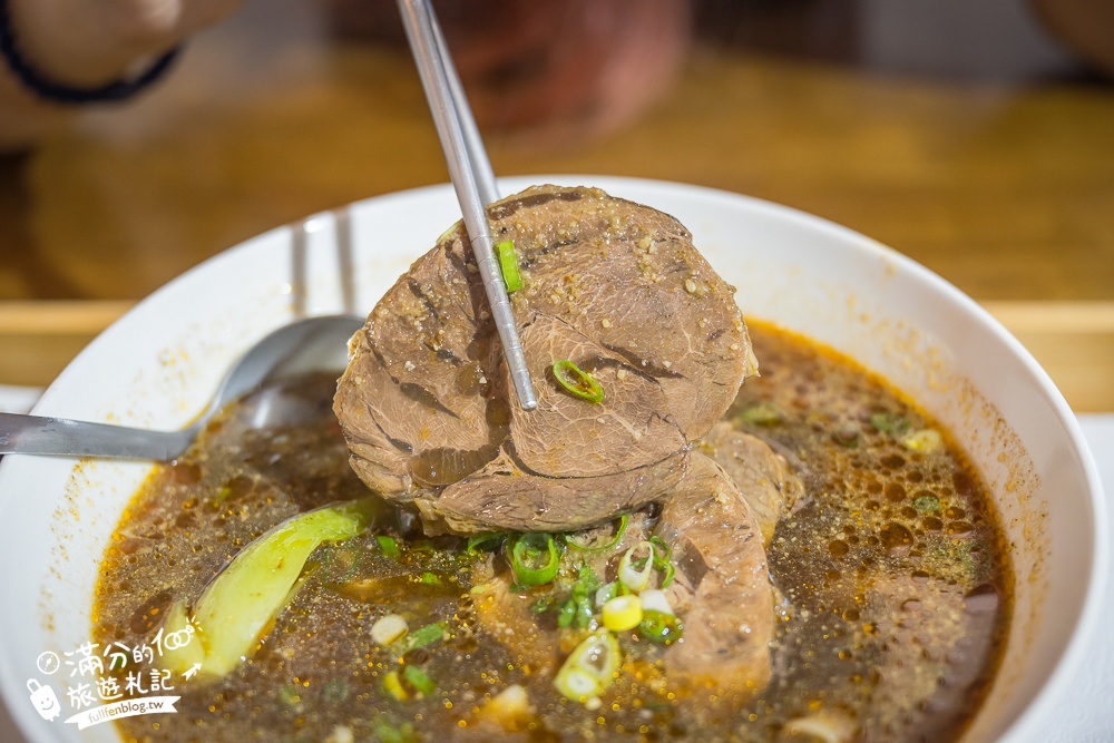 【桃園寒舍牛肉麵】蘆竹美食推薦.地中海希臘小屋好吸睛,招牌餐點居然是牛肉麵!