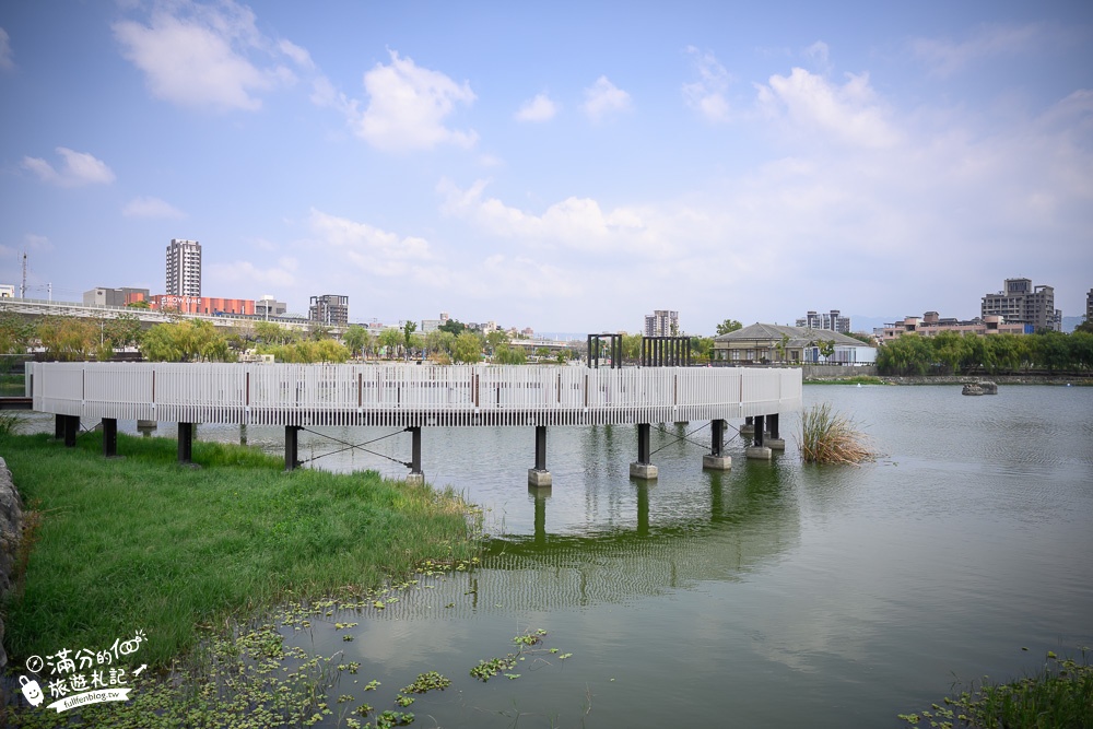 台中景點》湧泉公園(免門票)台糖湖濱生態步道,必拍滿月指輪水上天橋, 帝國製糖廠臺中營業所秘境湖畔!