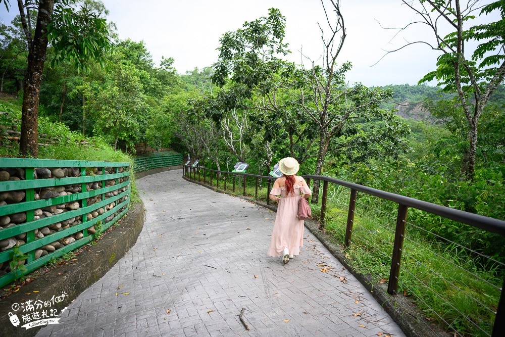 台南景點|牛埔農塘.牛埔泥岩水土保持教學園區(免門票)最美夢幻湖~仙境般的水中涼亭!