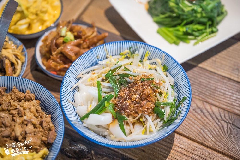 苗栗美食|麵容餃好頭份店|復古文青風麵食館.招牌肉燥排骨麵.現包水餃.肉燥半熟蛋飯~沁涼仙草茶免費喝!