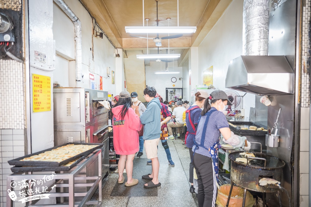 基隆美食【周家蔥油餅】飄香50年老字號蔥油餅,20元銅板價超好吃!