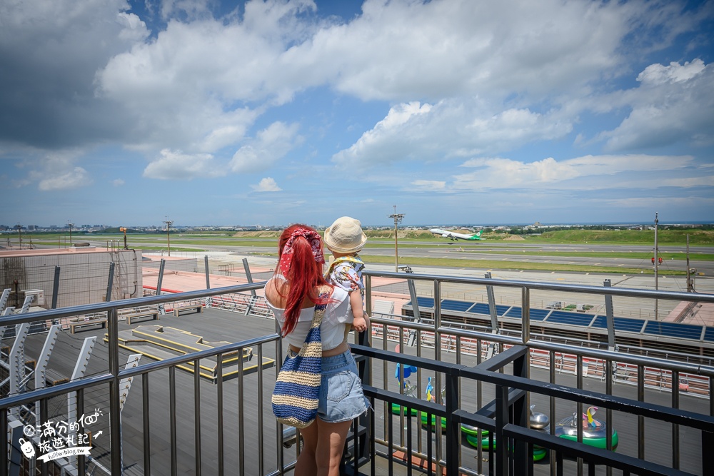 桃園景點【桃園機場第二航廈北側觀景台】免門票近距離看飛機起降.吹冷氣玩樂高積木.夢幻珍奶好拍!