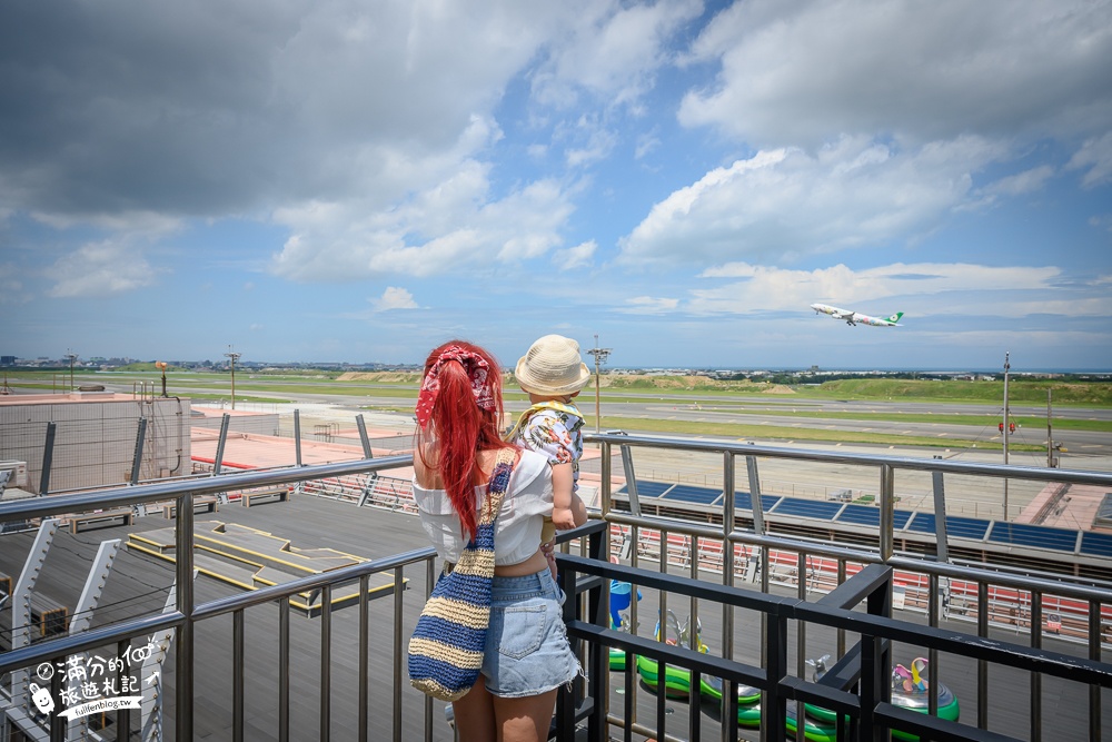 桃園景點【桃園機場第二航廈北側觀景台】免門票近距離看飛機起降.吹冷氣玩樂高積木.夢幻珍奶好拍!