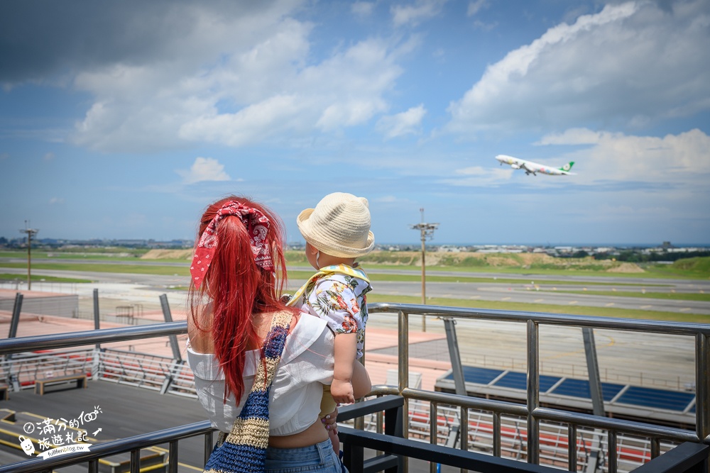 桃園景點【桃園機場第二航廈北側觀景台】免門票近距離看飛機起降.吹冷氣玩樂高積木.夢幻珍奶好拍!