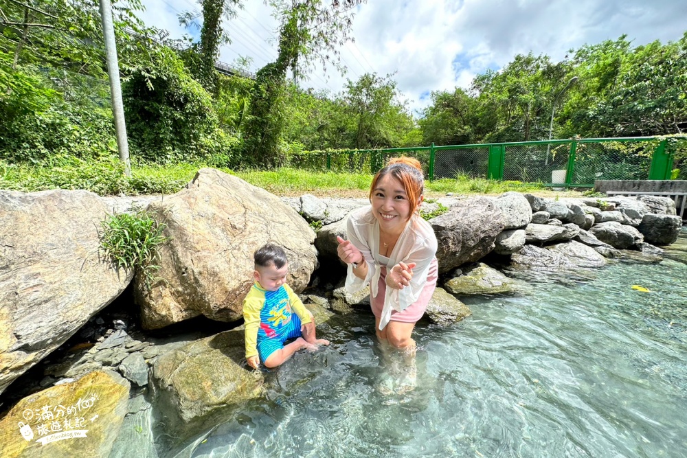 宜蘭玩水景點【東岳湧泉】鐵道下的消暑秘境.全年水溫14度清澈見底,玩水還能看火車逛市集超讚!