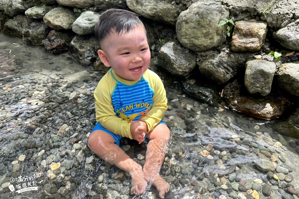 宜蘭玩水景點【東岳湧泉】鐵道下的消暑秘境.全年水溫14度清澈見底,玩水還能看火車逛市集超讚!