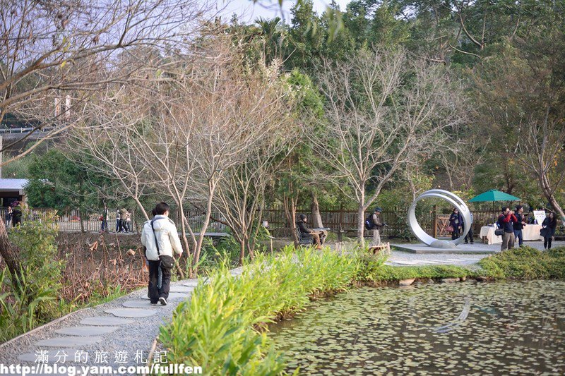 【南投。埔里景點】紙教堂~台灣柔美的紙建築。夜晚點燈更是浪漫迷人